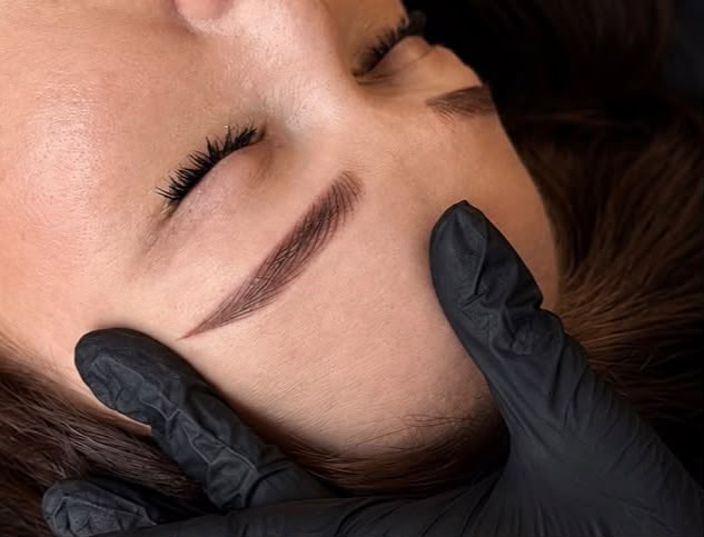 Cejas realistas pelo a pelo durante la sesión