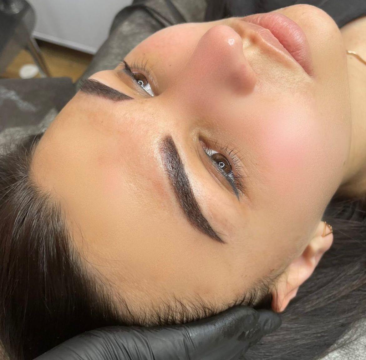 Cejas definidas mediante micropigmentación
