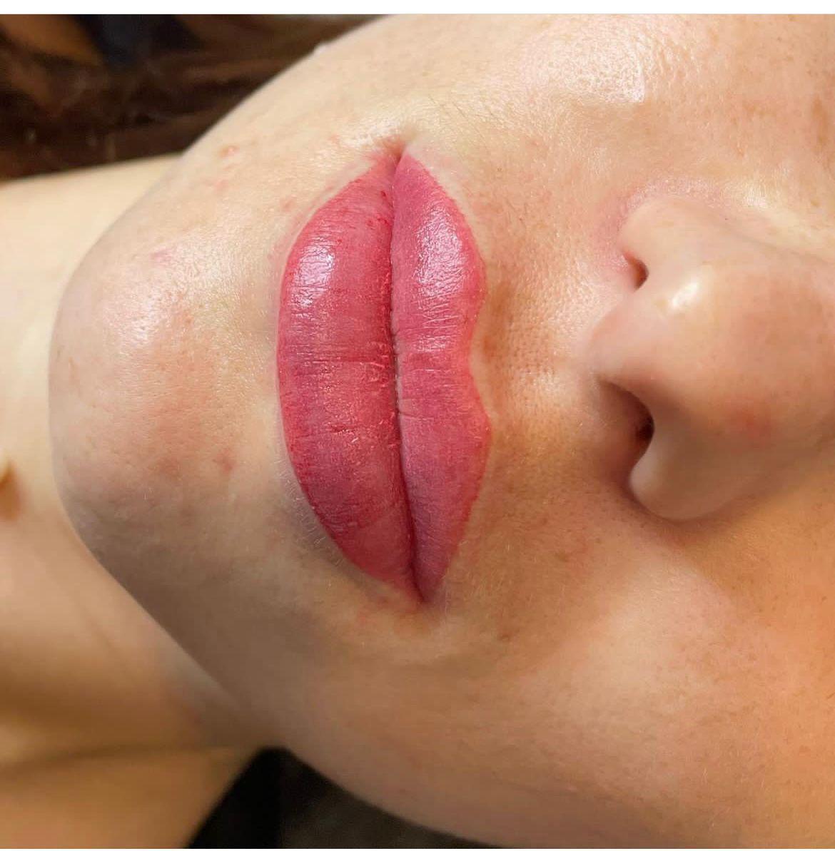 Labios con color natural tras micropigmentación